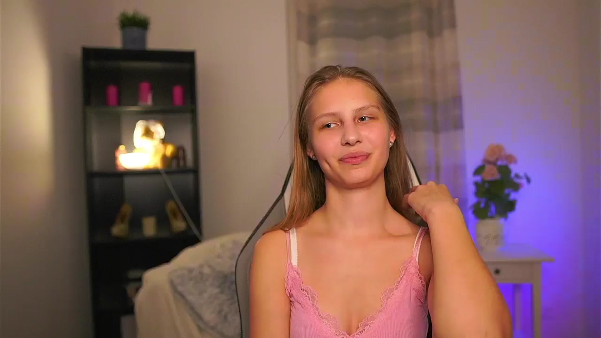 Gallery image thumbnail from Emmie_murray's myfreecams stream on, 04/23/2026, 19:12 image 1 of 20