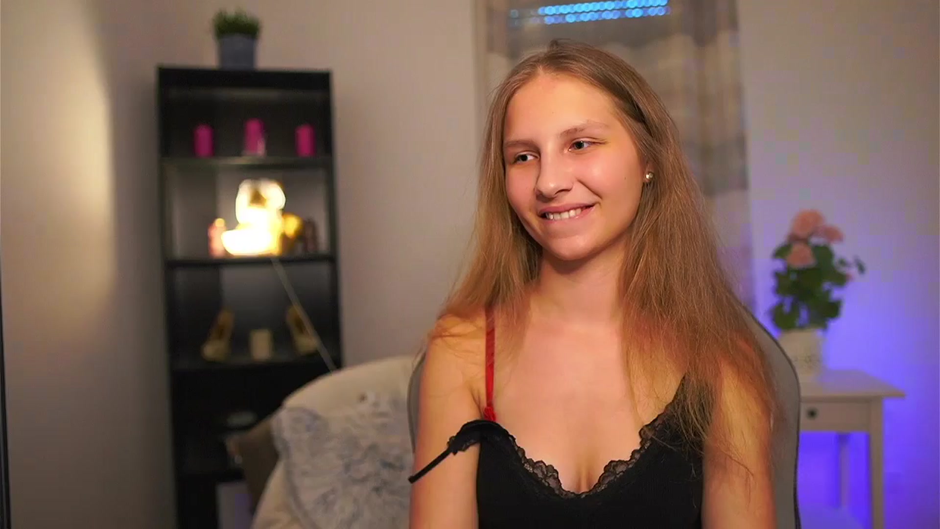 Gallery image thumbnail from Emmie_murray's myfreecams stream on, 04/25/2026, 16:35 image 13 of 20