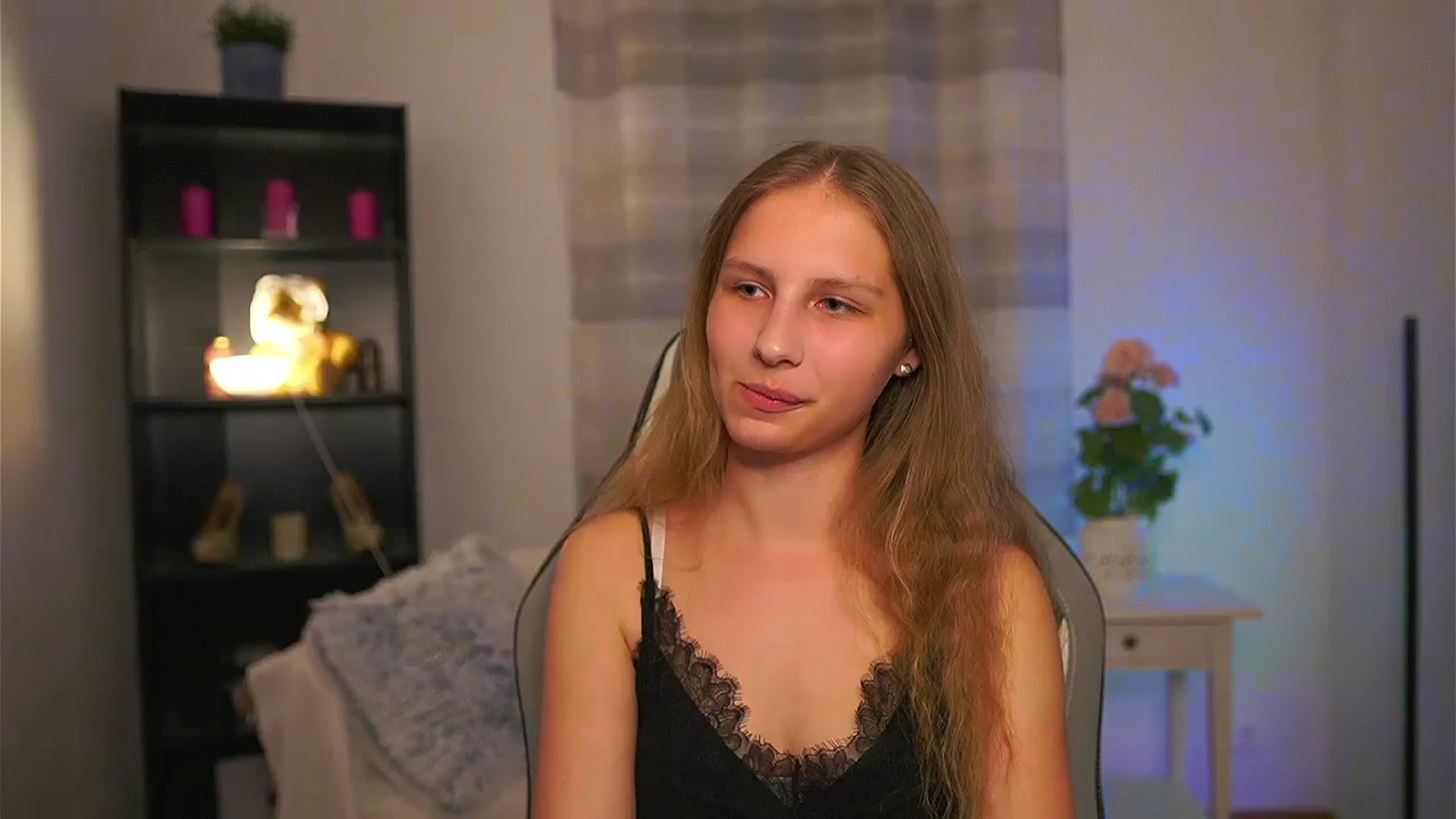 Gallery image thumbnail from Emmie_murray's myfreecams stream on, 05/01/2026, 20:10 image 1 of 20