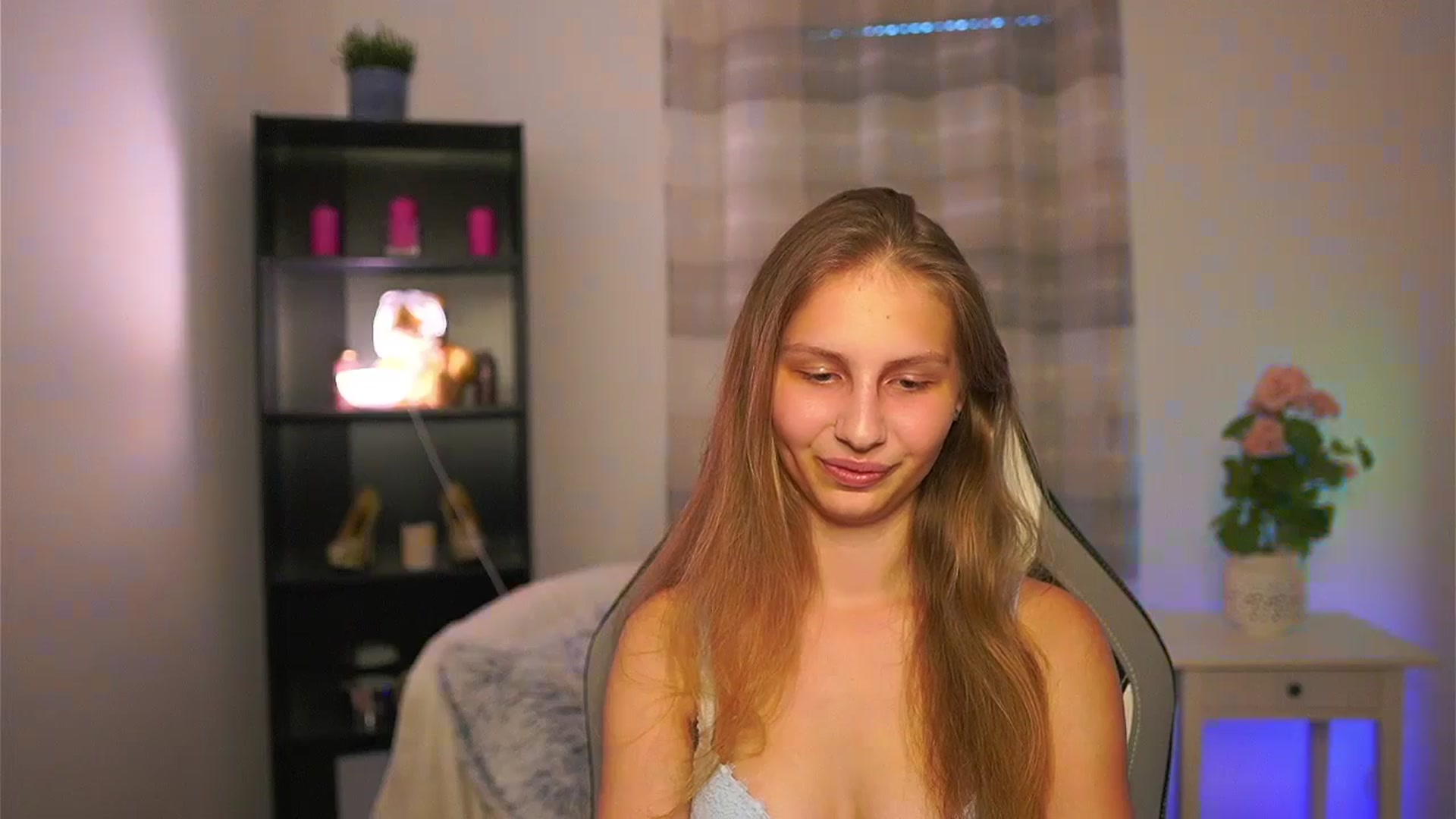 Gallery image thumbnail from Emmie_murray's myfreecams stream on, 05/09/2026, 17:19 image 9 of 20