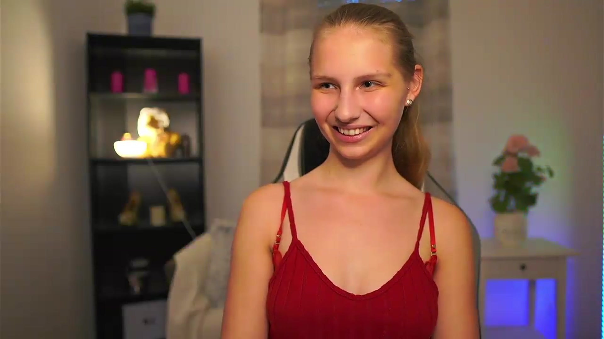 Gallery image thumbnail from Emmie_murray's myfreecams stream on, 05/13/2026, 17:03 image 6 of 20