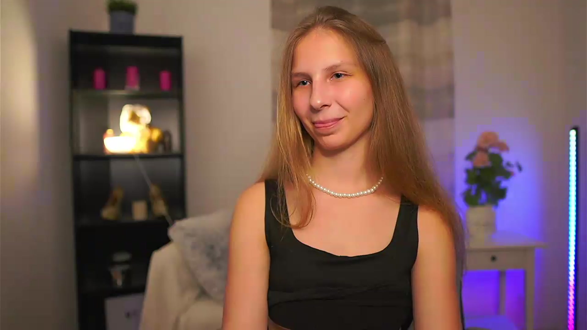 Gallery image thumbnail from Emmie_murray's myfreecams stream on, 05/15/2026, 20:06 image 16 of 20