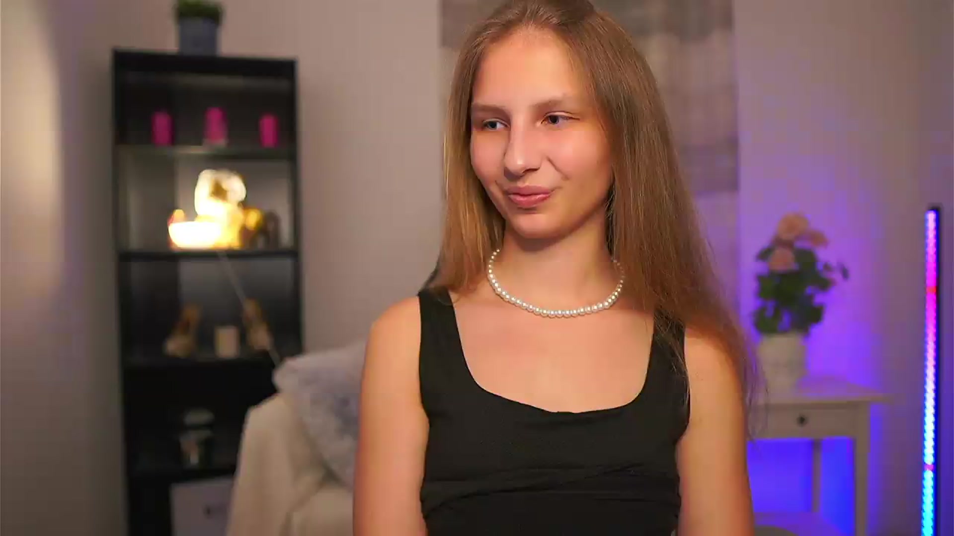 Gallery image thumbnail from Emmie_murray's myfreecams stream on, 05/15/2026, 20:06 image 15 of 20