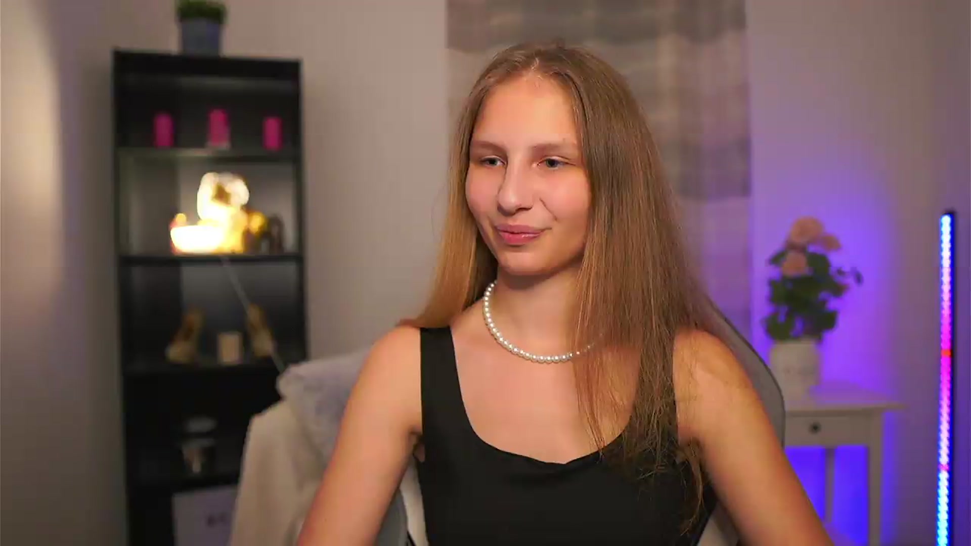 Gallery image thumbnail from Emmie_murray's myfreecams stream on, 05/15/2026, 20:06 image 17 of 20