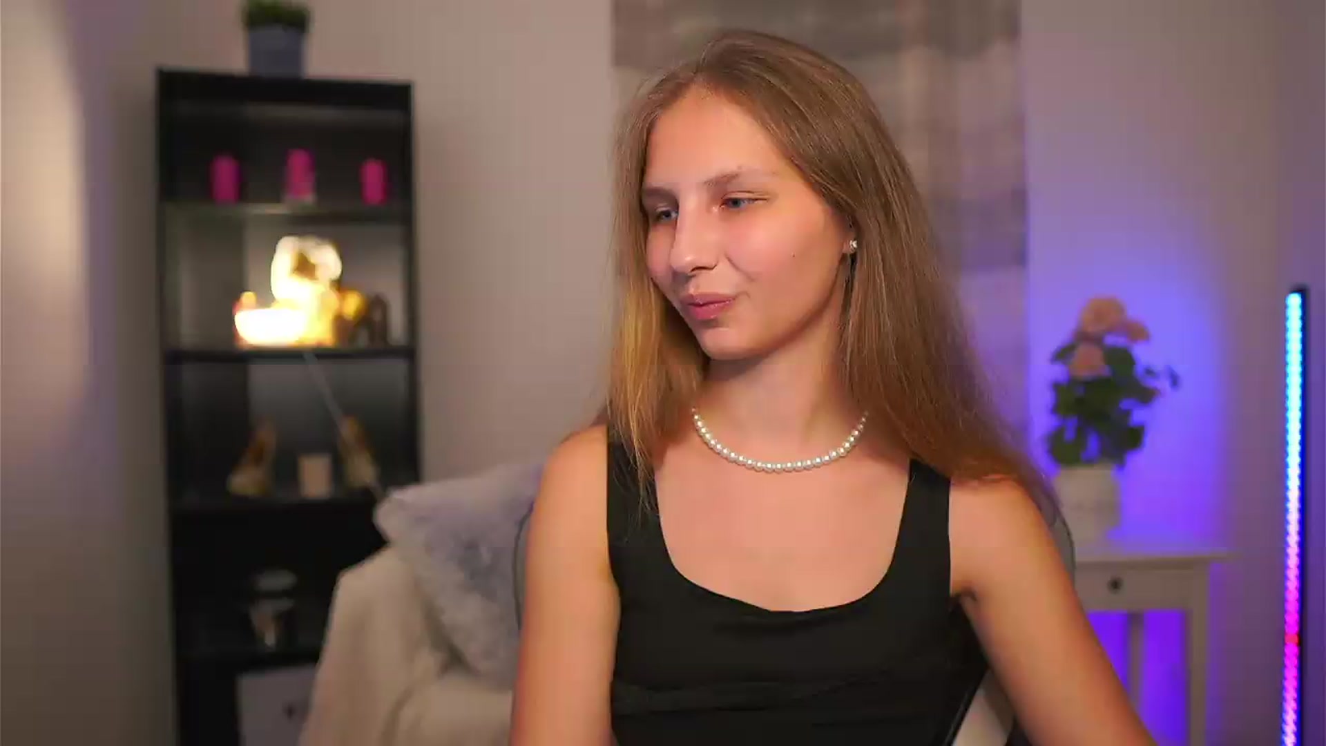 Gallery image thumbnail from Emmie_murray's myfreecams stream on, 05/15/2026, 20:06 image 13 of 20