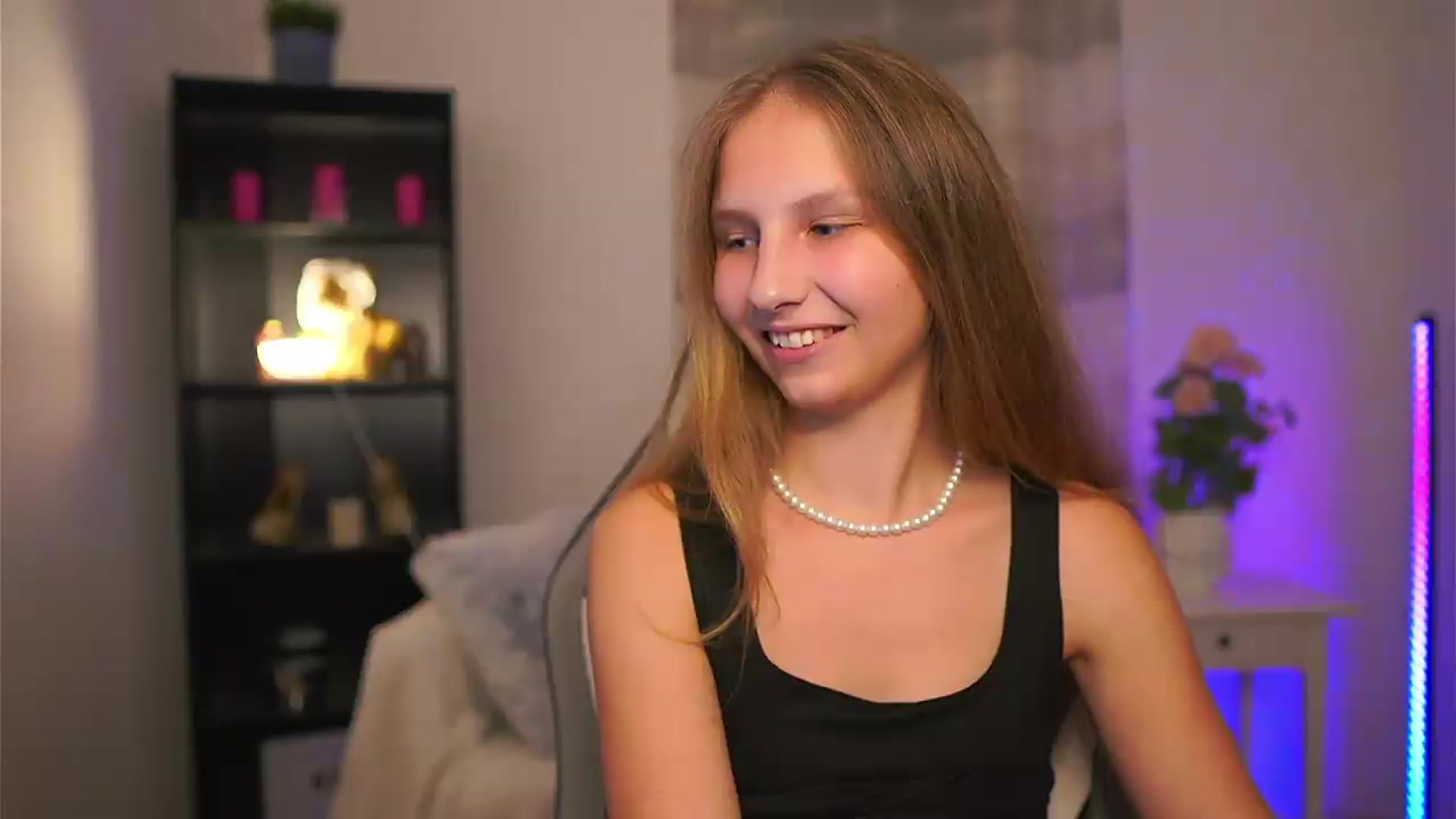 Gallery image thumbnail from Emmie_murray's myfreecams stream on, 05/15/2026, 20:06 image 11 of 20
