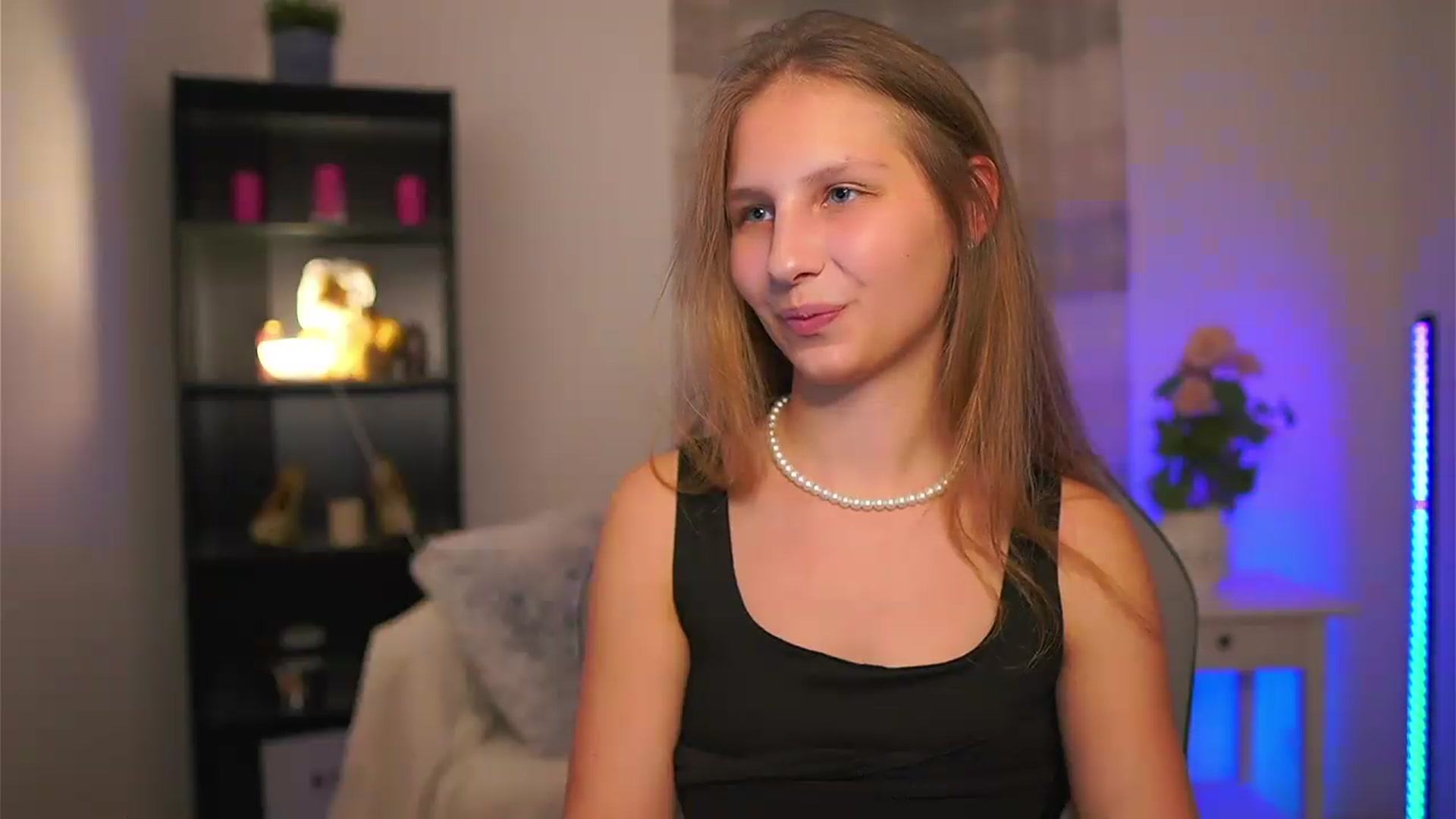 Gallery image thumbnail from Emmie_murray's myfreecams stream on, 05/15/2026, 20:06 image 12 of 20