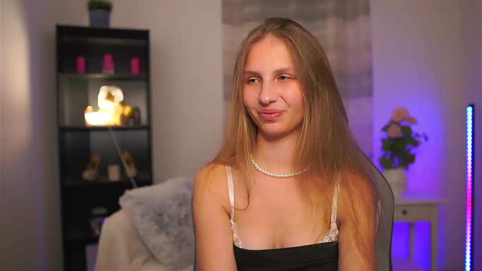 Gallery image thumbnail from Emmie_murray's myfreecams stream on, 05/15/2026, 22:27 image 1 of 20