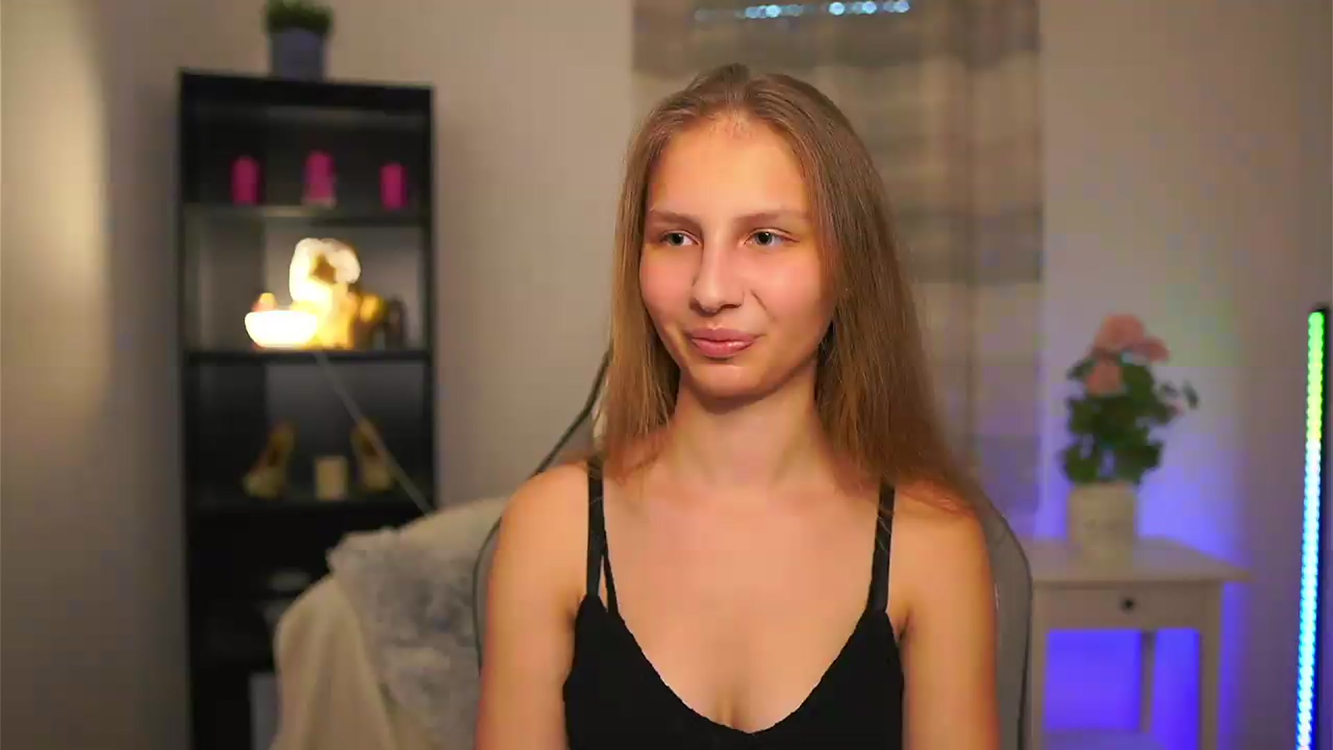 Gallery image thumbnail from Emmie_murray's myfreecams stream on, 05/17/2026, 16:28 image 1 of 20