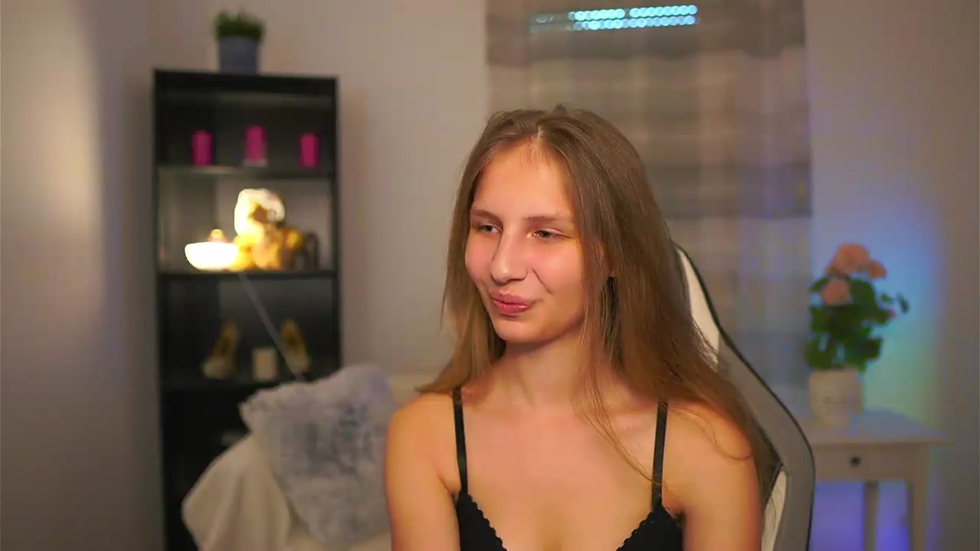 Gallery image thumbnail from Emmie_murray's myfreecams stream on, 05/21/2026, 15:53 image 10 of 20