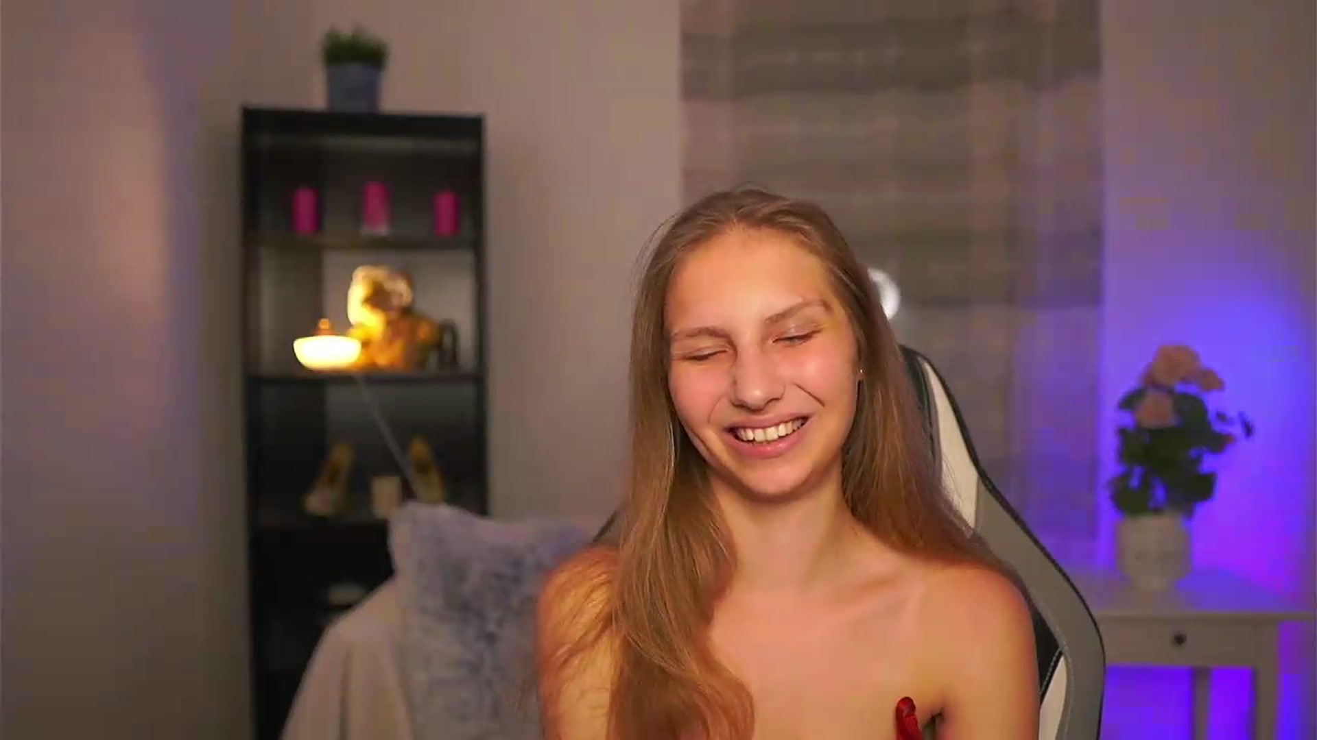 Gallery image thumbnail from Emmie_murray's myfreecams stream on, 05/23/2026, 22:14 image 18 of 20