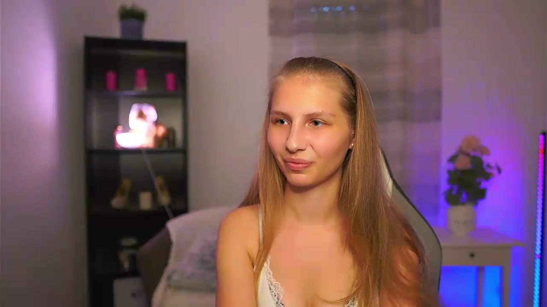 Gallery image thumbnail from Emmie_murray's myfreecams stream on, 05/24/2026, 17:39 image 4 of 20