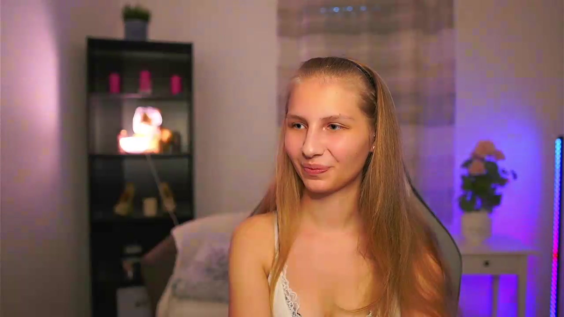 Gallery image thumbnail from Emmie_murray's myfreecams stream on, 05/24/2026, 17:39 image 7 of 20