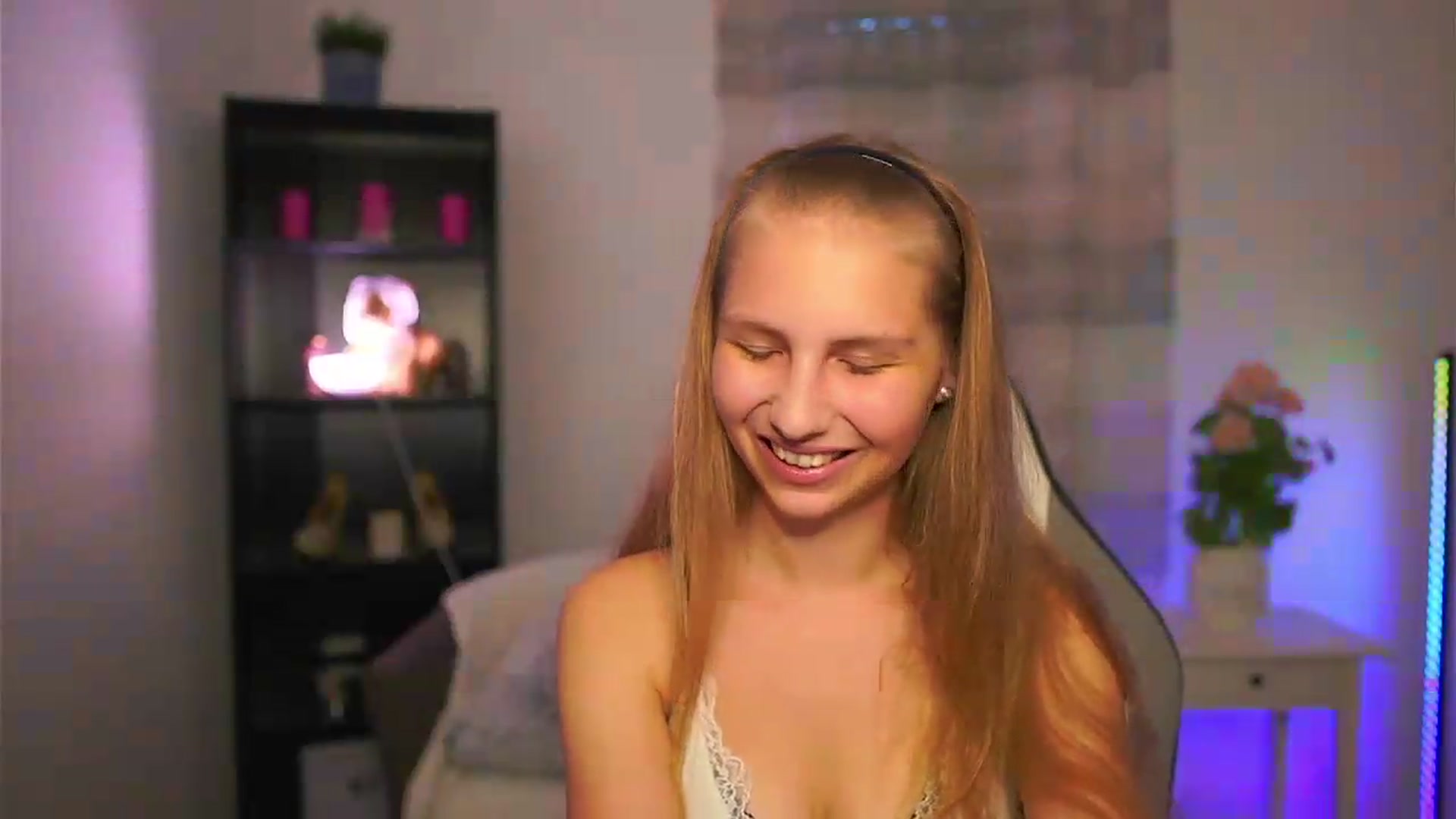 Gallery image thumbnail from Emmie_murray's myfreecams stream on, 05/24/2026, 17:39 image 10 of 20