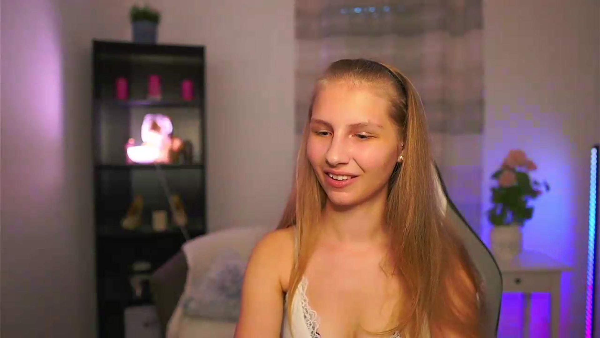 Gallery image thumbnail from Emmie_murray's myfreecams stream on, 05/24/2026, 17:39 image 9 of 20