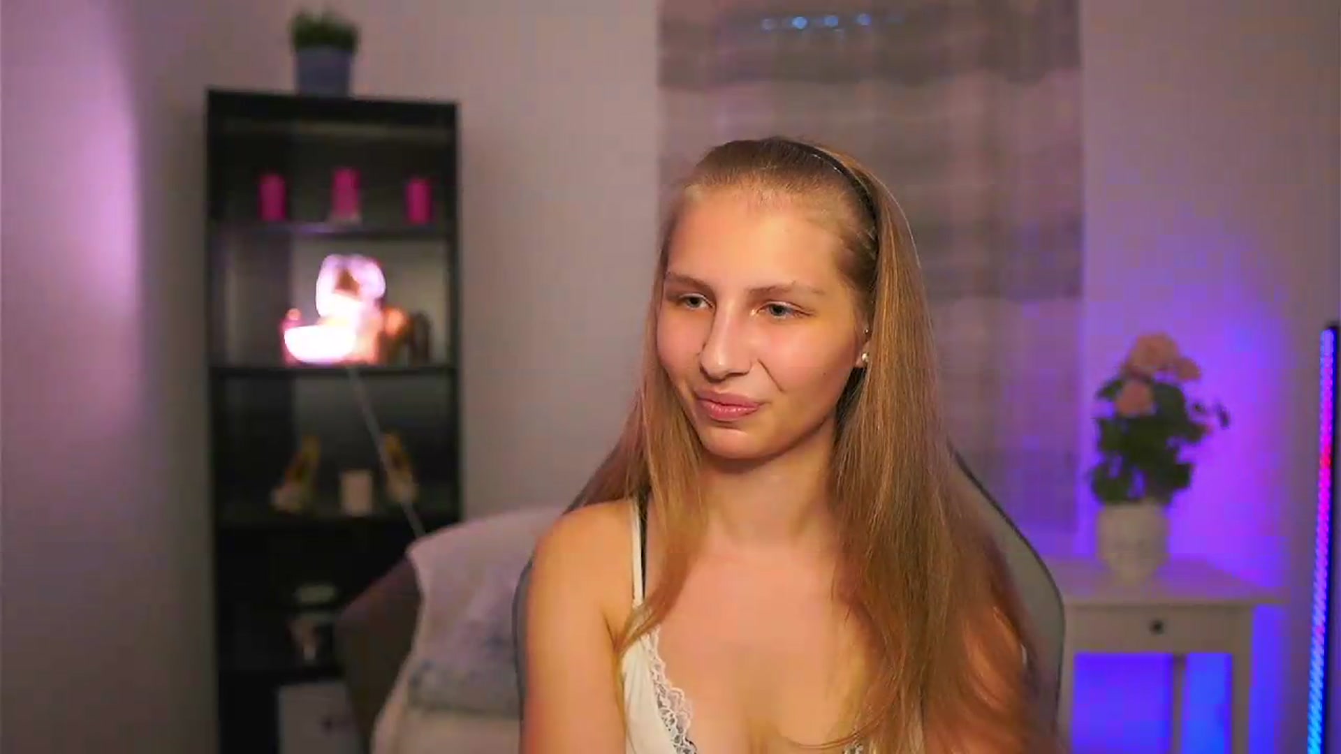 Gallery image thumbnail from Emmie_murray's myfreecams stream on, 05/24/2026, 17:39 image 5 of 20