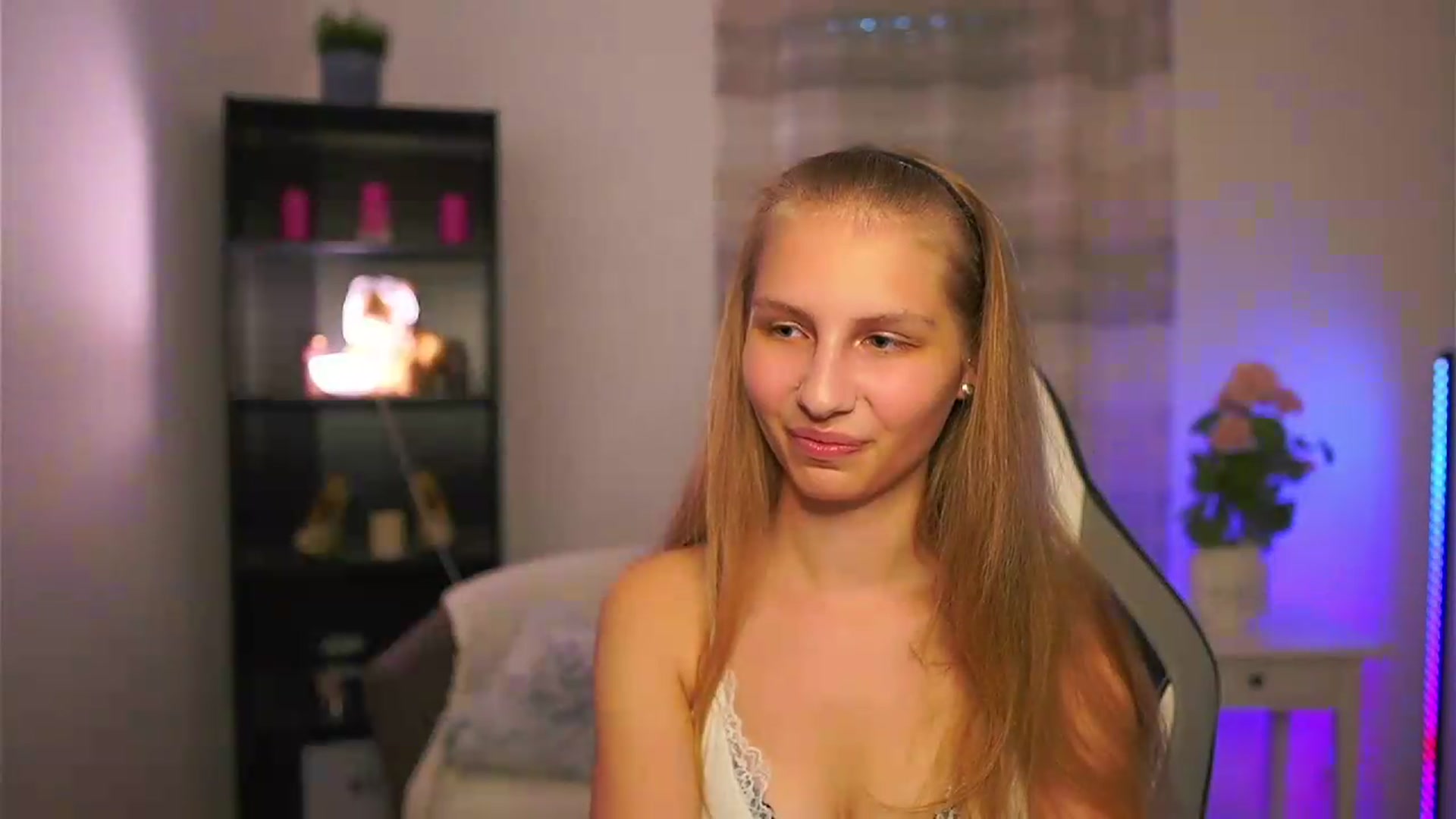 Gallery image thumbnail from Emmie_murray's myfreecams stream on, 05/24/2026, 17:39 image 8 of 20