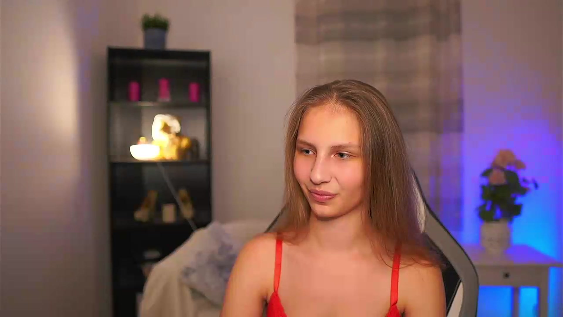 Gallery image thumbnail from Emmie_murray's myfreecams stream on, 05/28/2026, 21:19 image 13 of 20