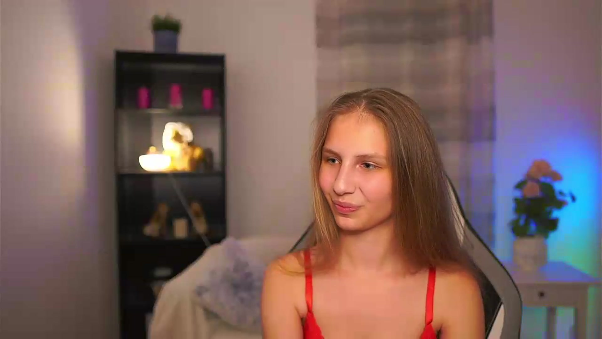 Gallery image thumbnail from Emmie_murray's myfreecams stream on, 05/28/2026, 21:19 image 17 of 20