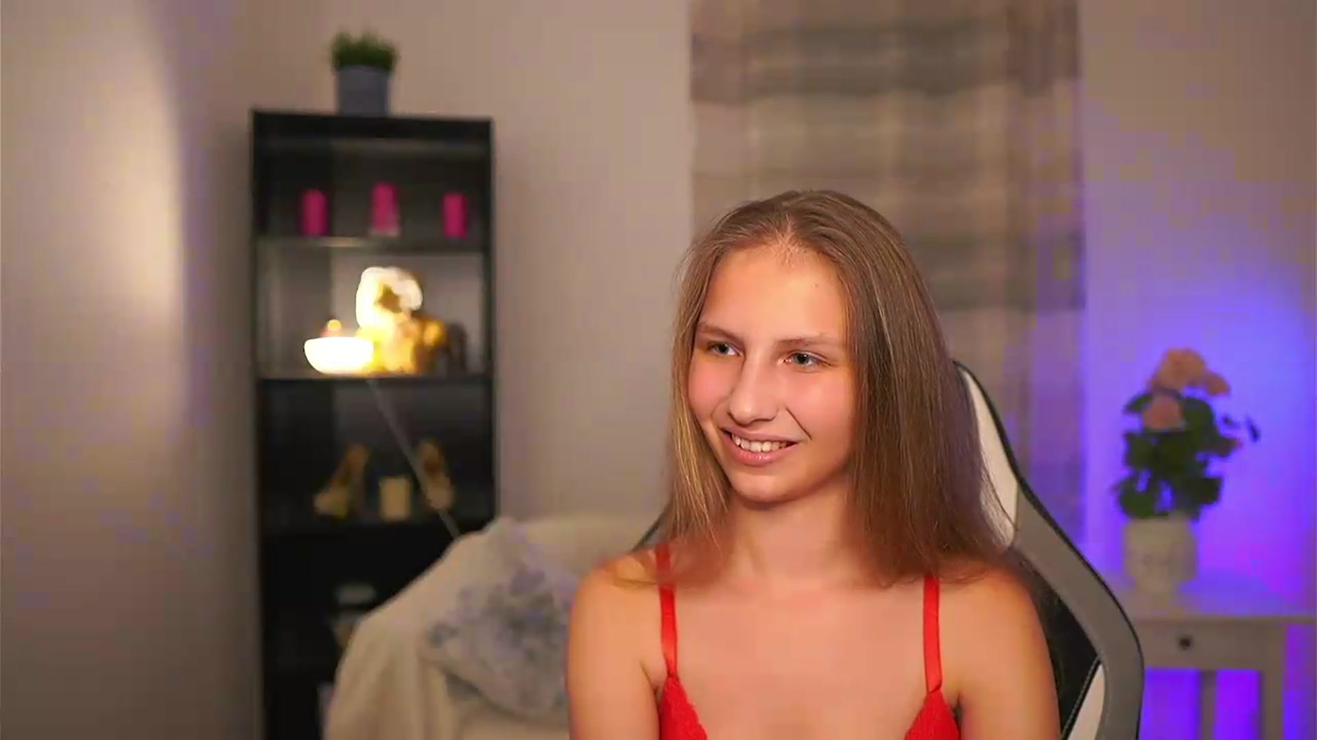 Gallery image thumbnail from Emmie_murray's myfreecams stream on, 05/28/2026, 21:19 image 16 of 20