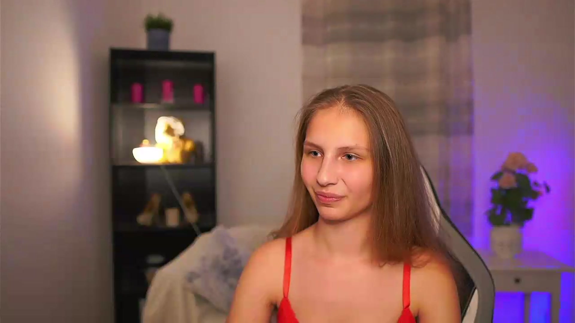 Gallery image thumbnail from Emmie_murray's myfreecams stream on, 05/28/2026, 21:19 image 18 of 20