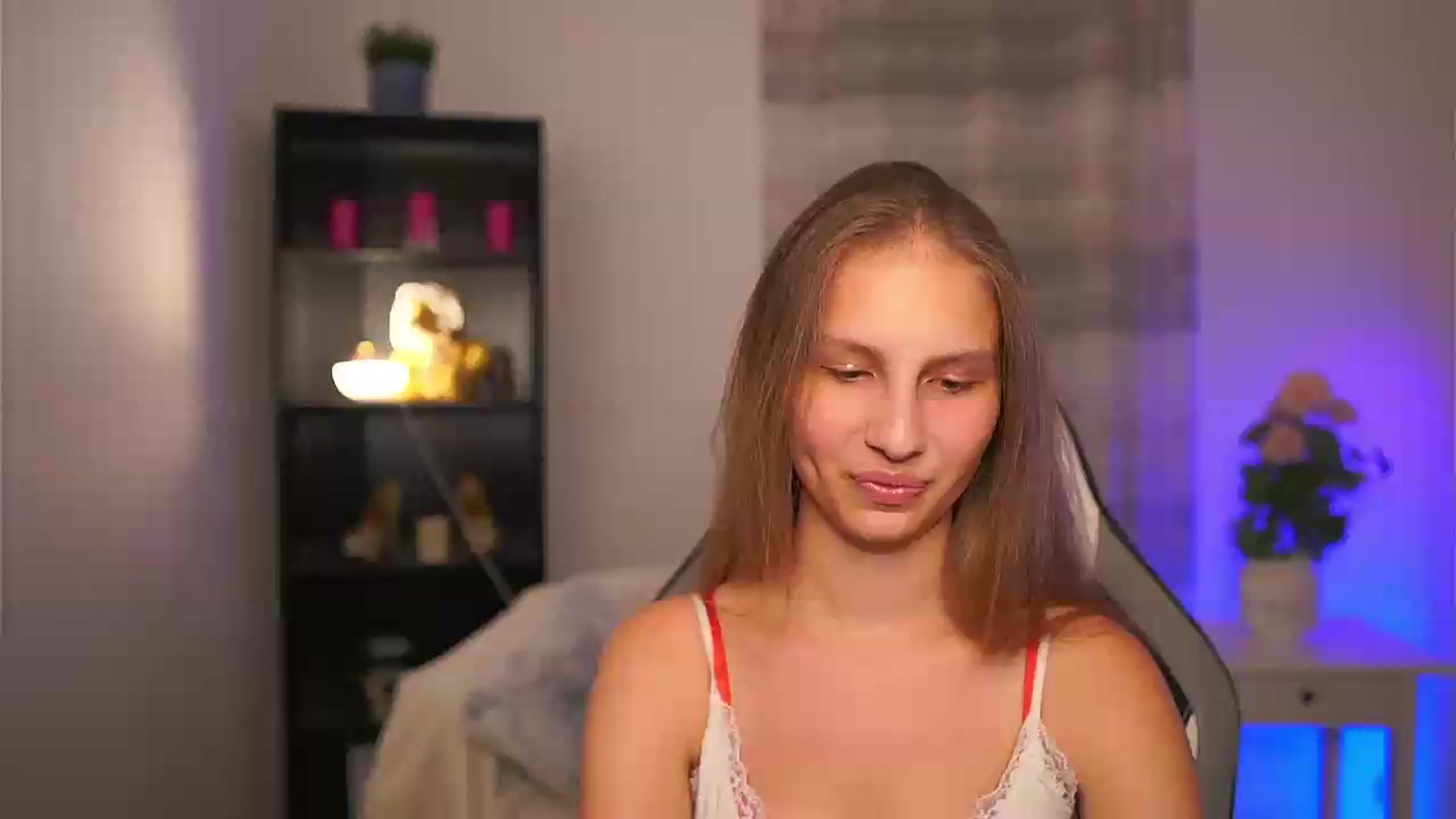 Gallery image thumbnail from Emmie_murray's myfreecams stream on, 05/28/2026, 22:53 image 1 of 20