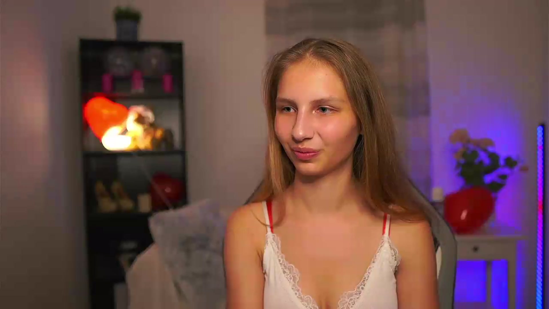 Gallery image thumbnail from Emmie_murray's myfreecams stream on, 05/31/2026, 21:20 image 7 of 20