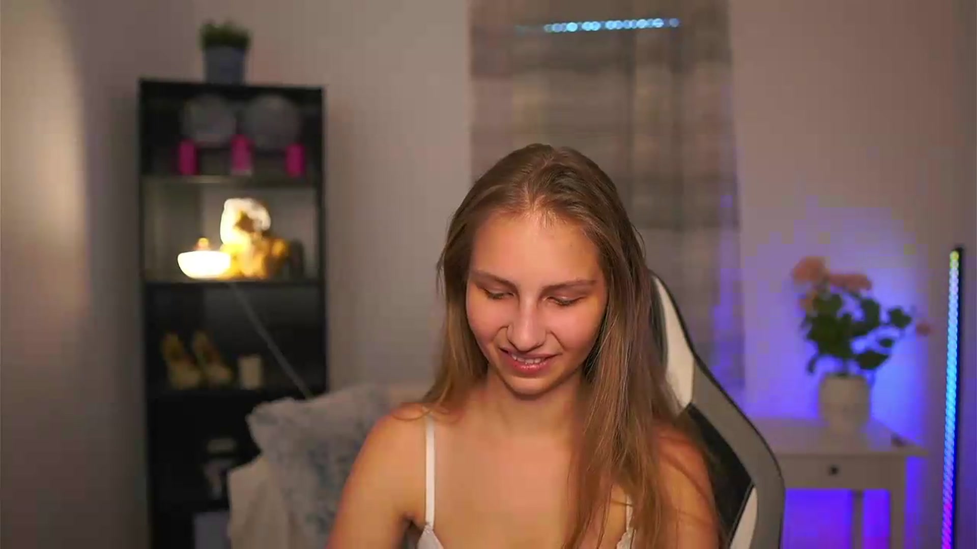 Gallery image thumbnail from Emmie_murray's myfreecams stream on, 06/03/2026, 14:59 image 2 of 20