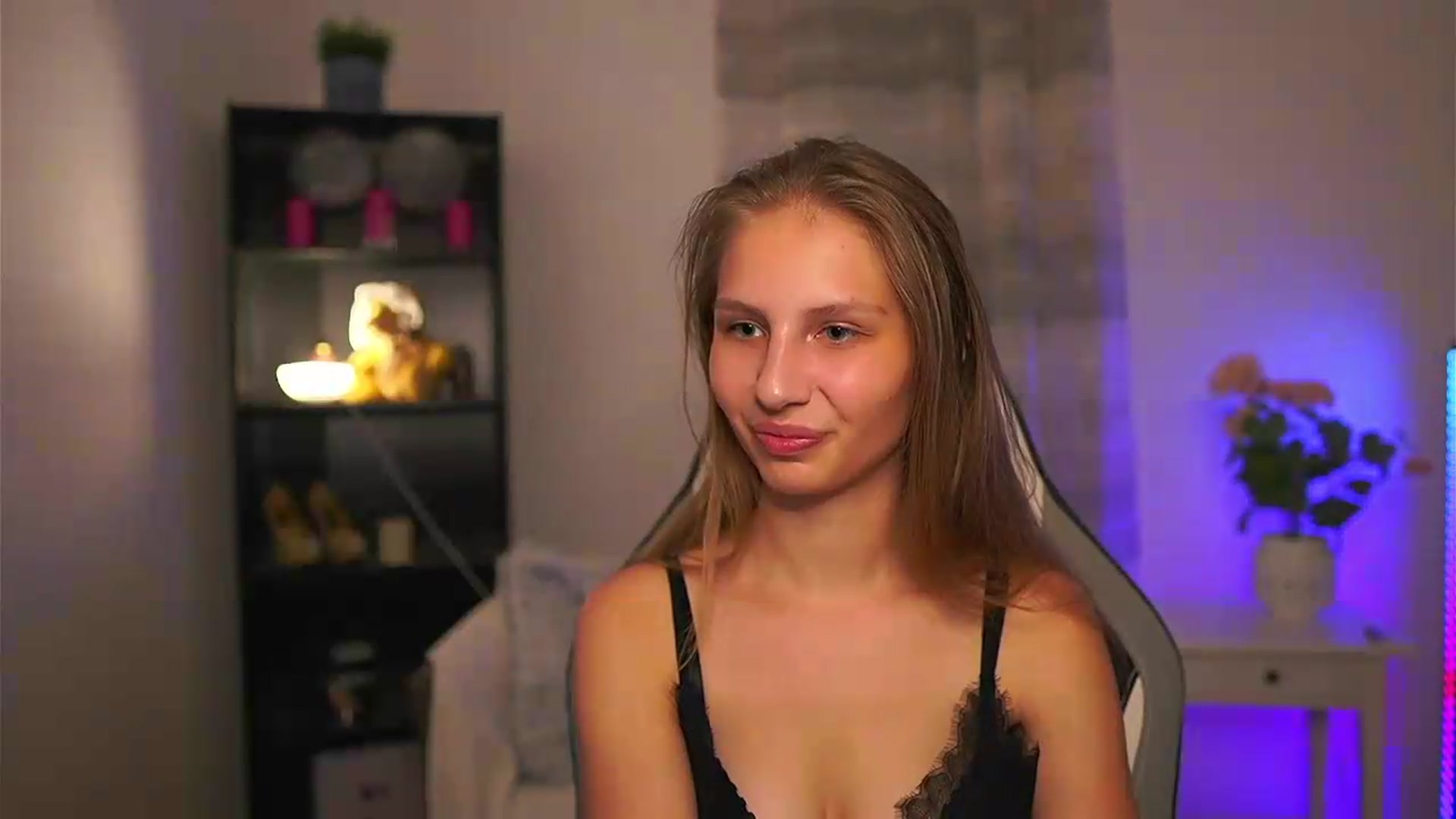 Gallery image thumbnail from Emmie_murray's myfreecams stream on, 06/04/2026, 21:07 image 3 of 20