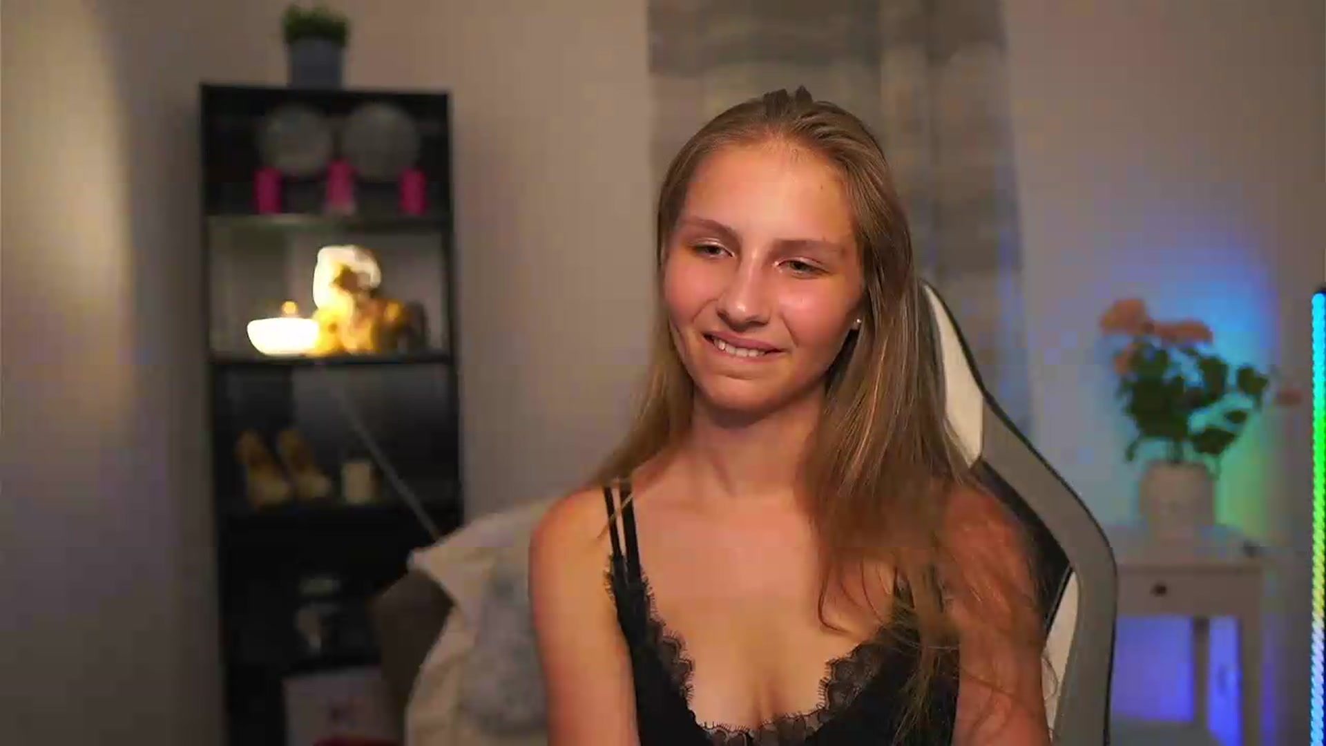 Gallery image thumbnail from Emmie_murray's myfreecams stream on, 06/04/2026, 22:48 image 6 of 20