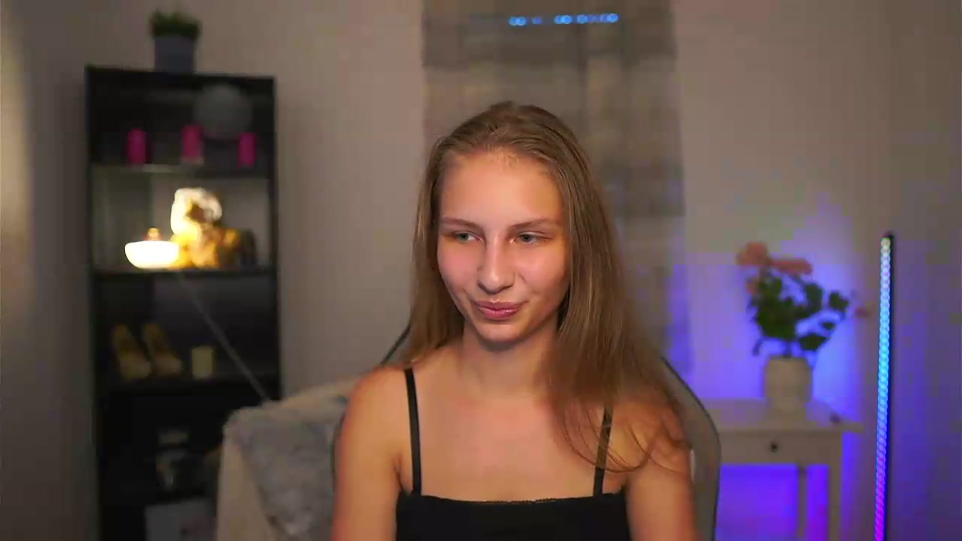Gallery image thumbnail from Emmie_murray's myfreecams stream on, 06/07/2026, 14:48 image 7 of 20