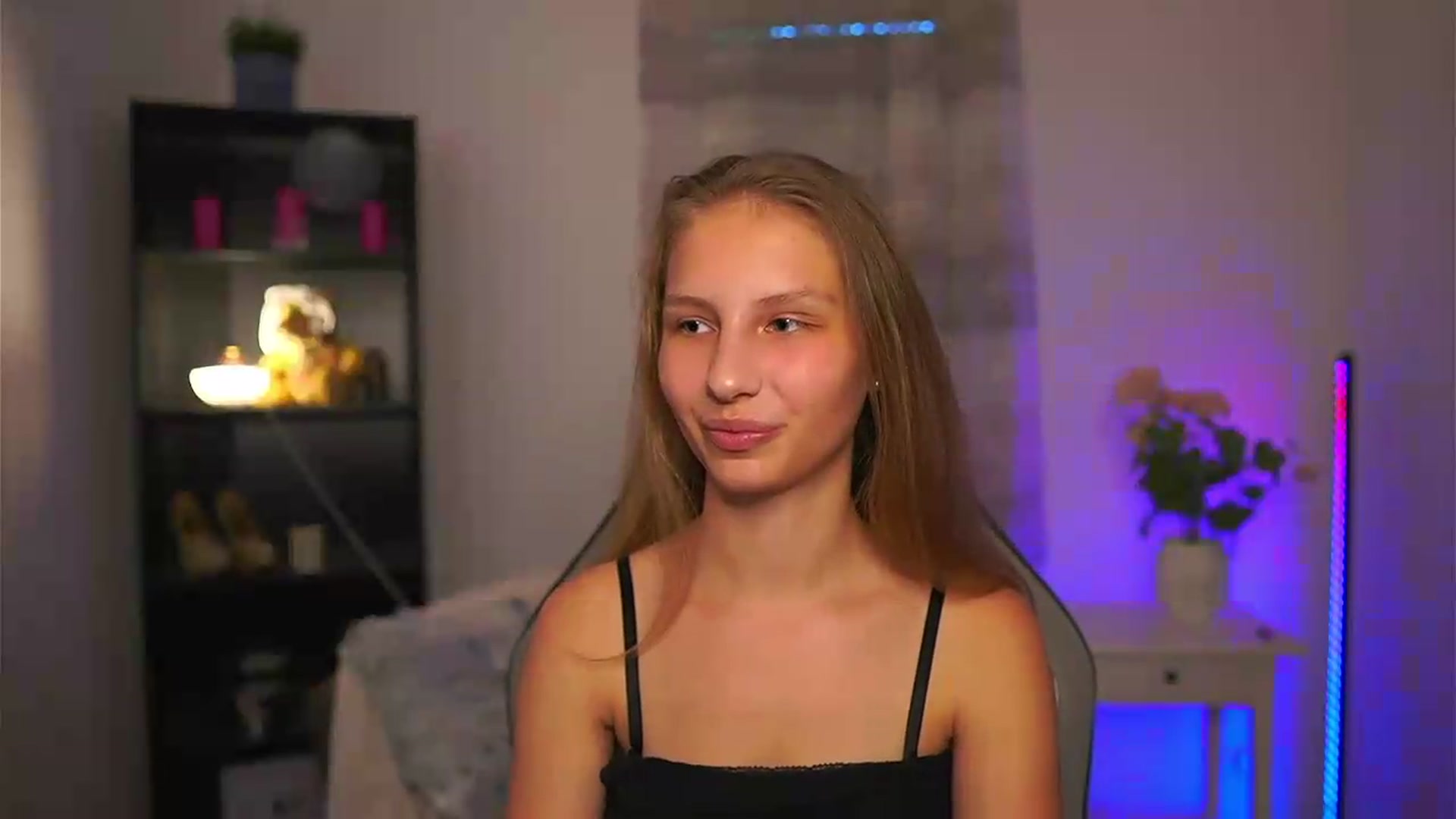 Gallery image thumbnail from Emmie_murray's myfreecams stream on, 06/07/2026, 14:48 image 5 of 20