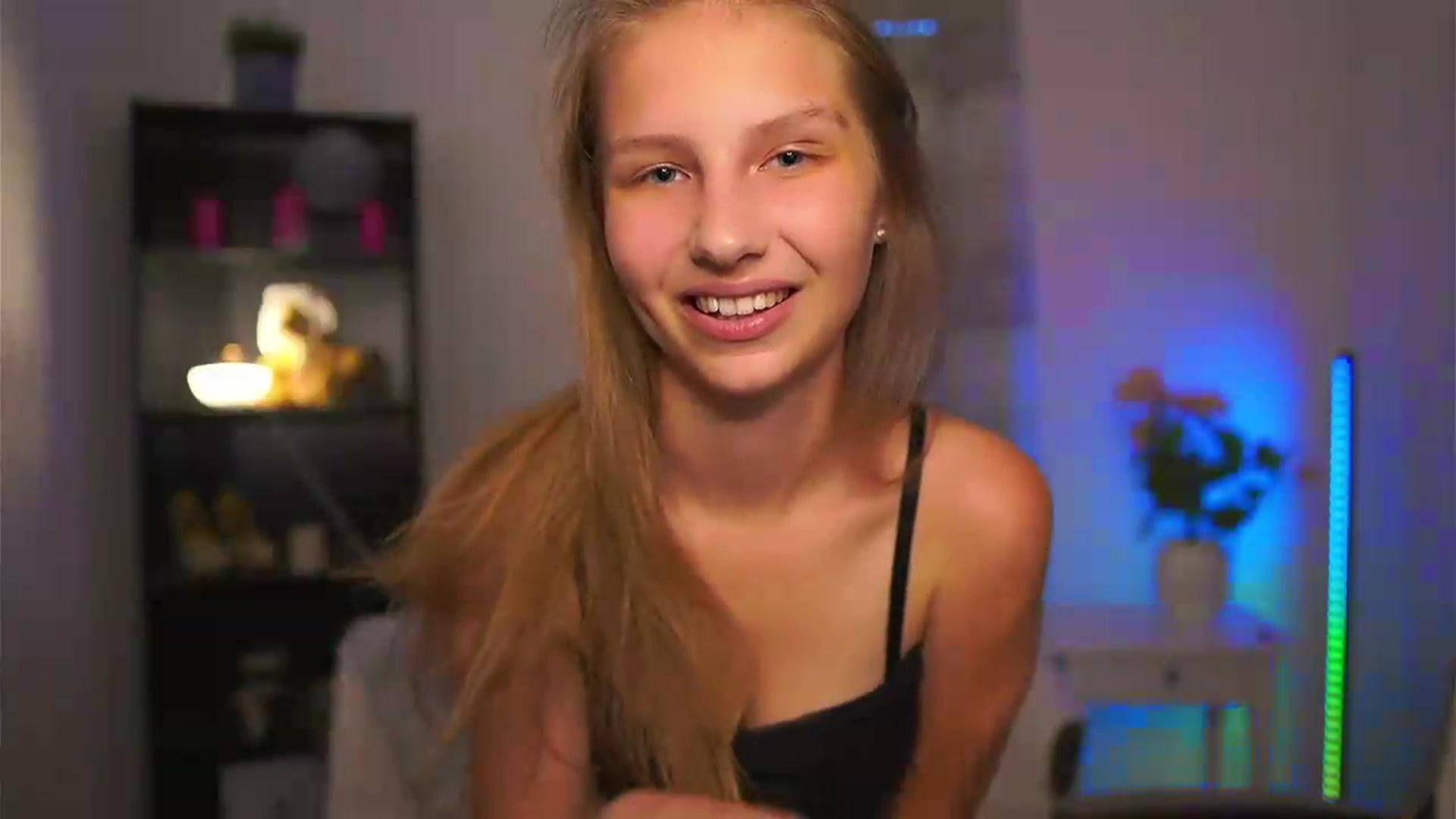 Gallery image thumbnail from Emmie_murray's myfreecams stream on, 06/07/2026, 14:48 image 3 of 20