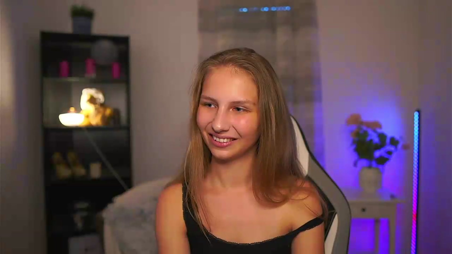 Gallery image thumbnail from Emmie_murray's myfreecams stream on, 06/07/2026, 16:37 image 17 of 20