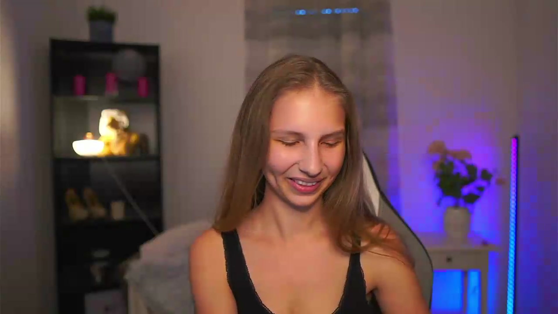 Gallery image thumbnail from Emmie_murray's myfreecams stream on, 06/07/2026, 17:15 image 2 of 20