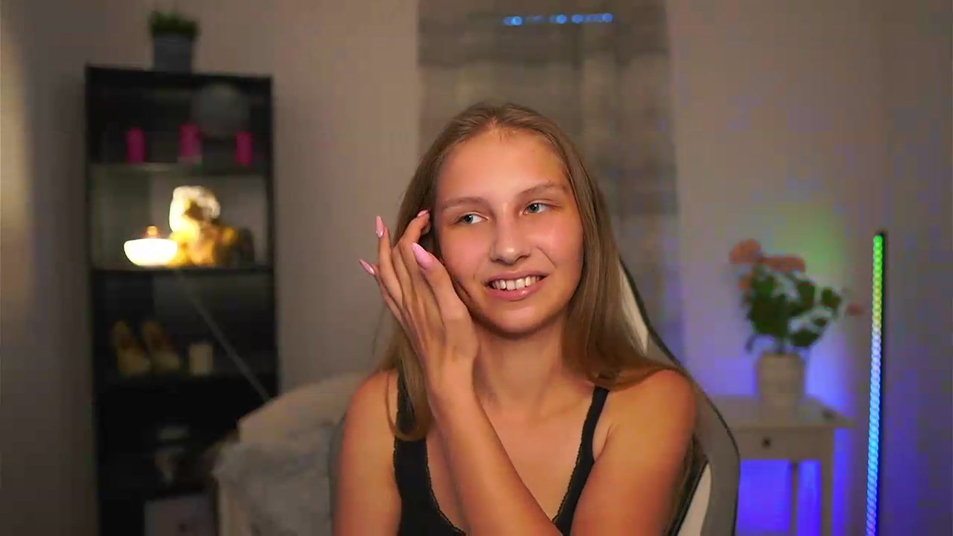 Gallery image thumbnail from Emmie_murray's myfreecams stream on, 06/07/2026, 17:15 image 3 of 20