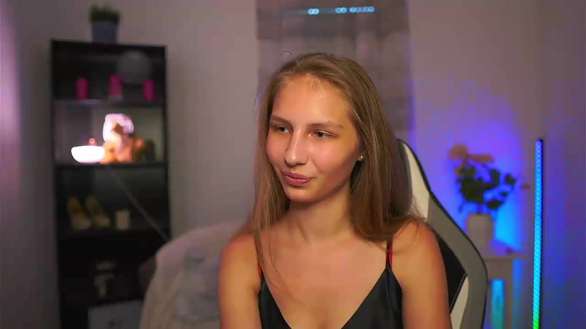 Gallery image thumbnail from Emmie_murray's myfreecams stream on, 06/10/2026, 15:25 image 17 of 20