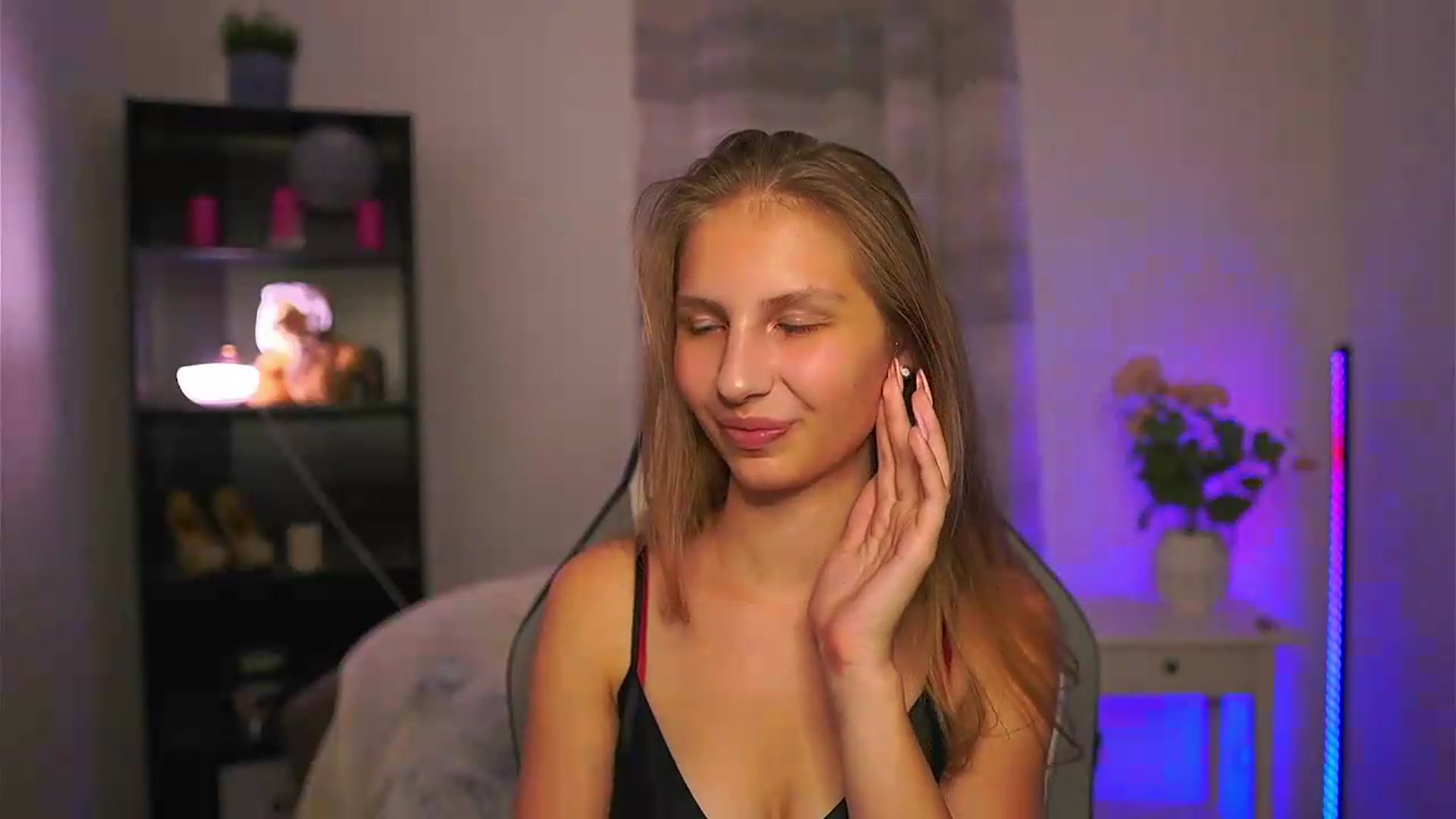 Gallery image thumbnail from Emmie_murray's myfreecams stream on, 06/10/2026, 17:49 image 20 of 20