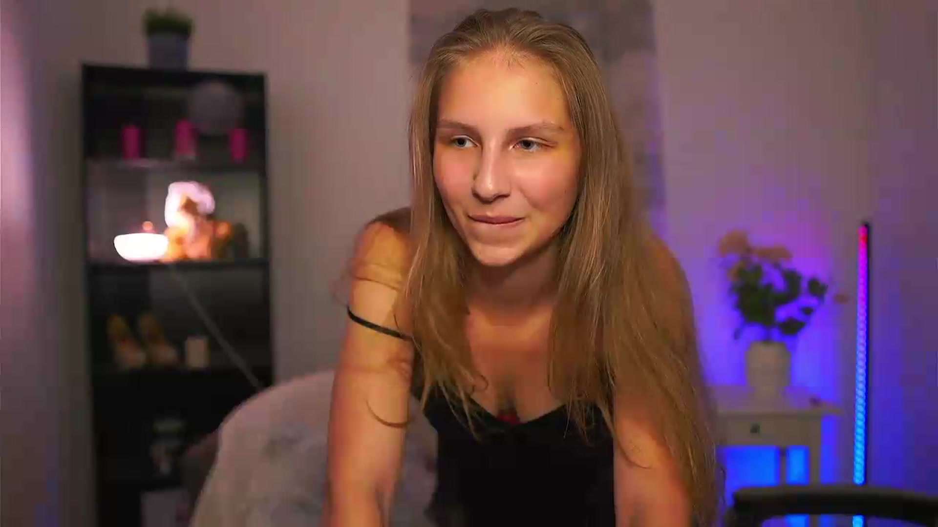 Gallery image thumbnail from Emmie_murray's myfreecams stream on, 06/10/2026, 17:49 image 9 of 20