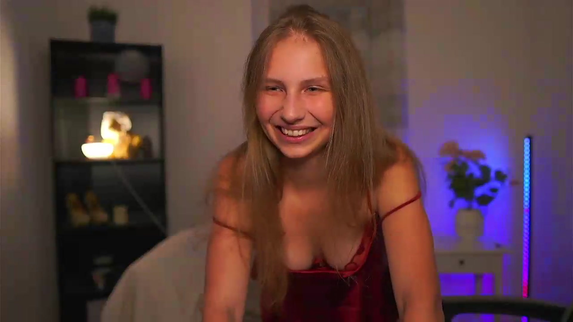 Gallery image thumbnail from Emmie_murray's myfreecams stream on, 06/11/2026, 20:54 image 3 of 20