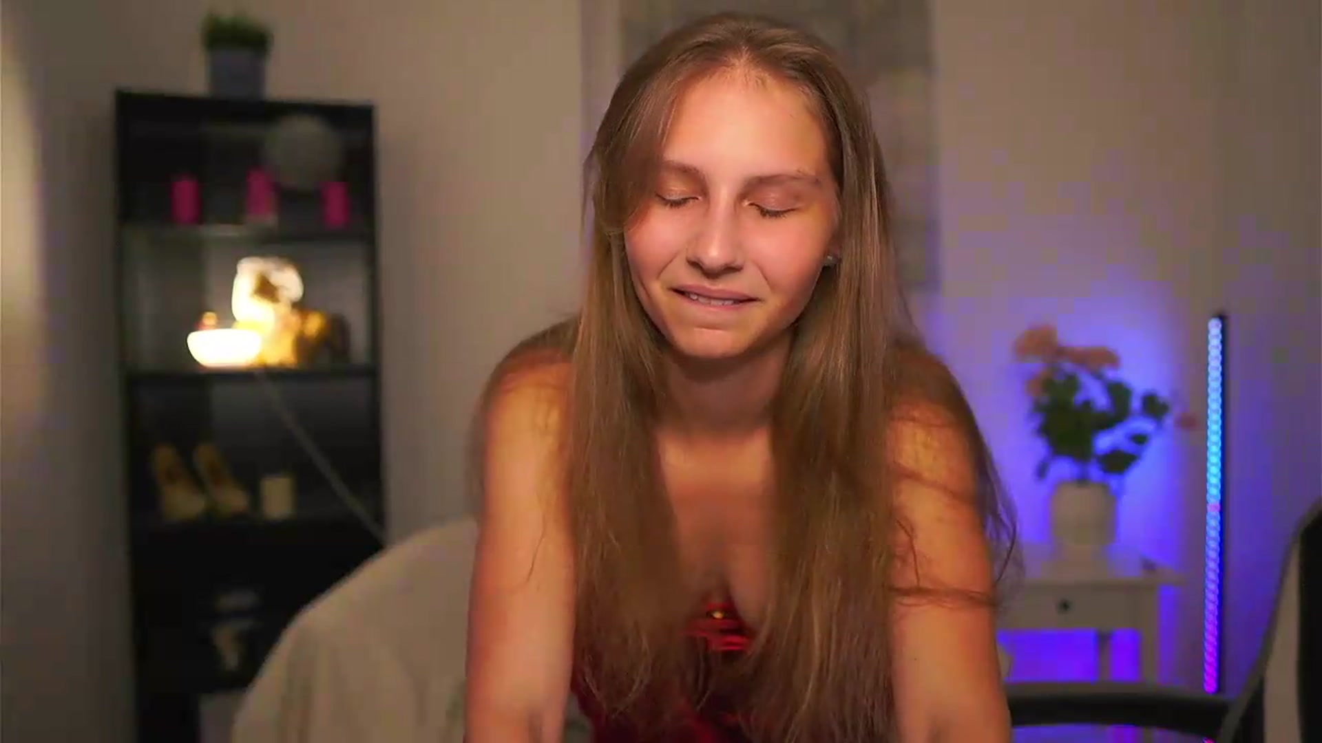Gallery image thumbnail from Emmie_murray's myfreecams stream on, 06/11/2026, 20:54 image 6 of 20