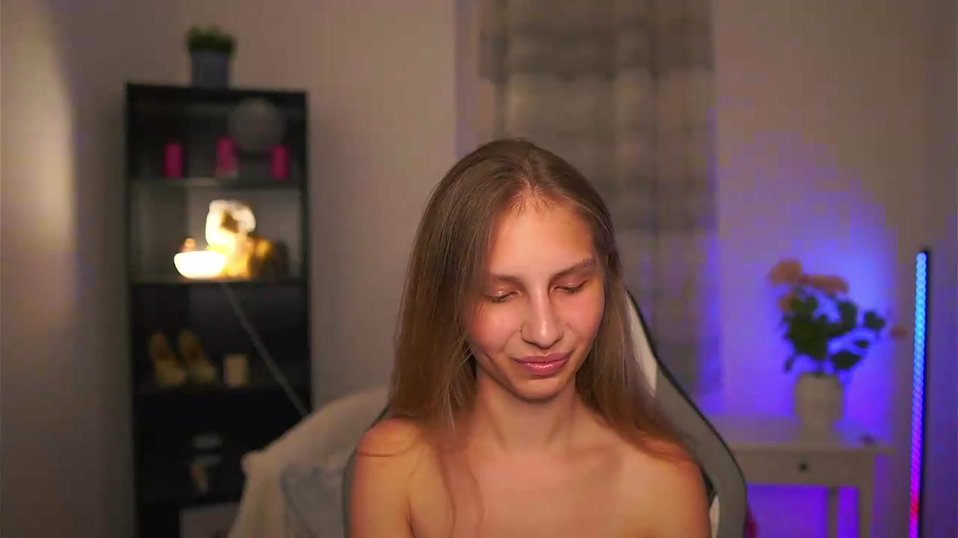 Gallery image thumbnail from Emmie_murray's myfreecams stream on, 06/11/2026, 22:19 image 18 of 20