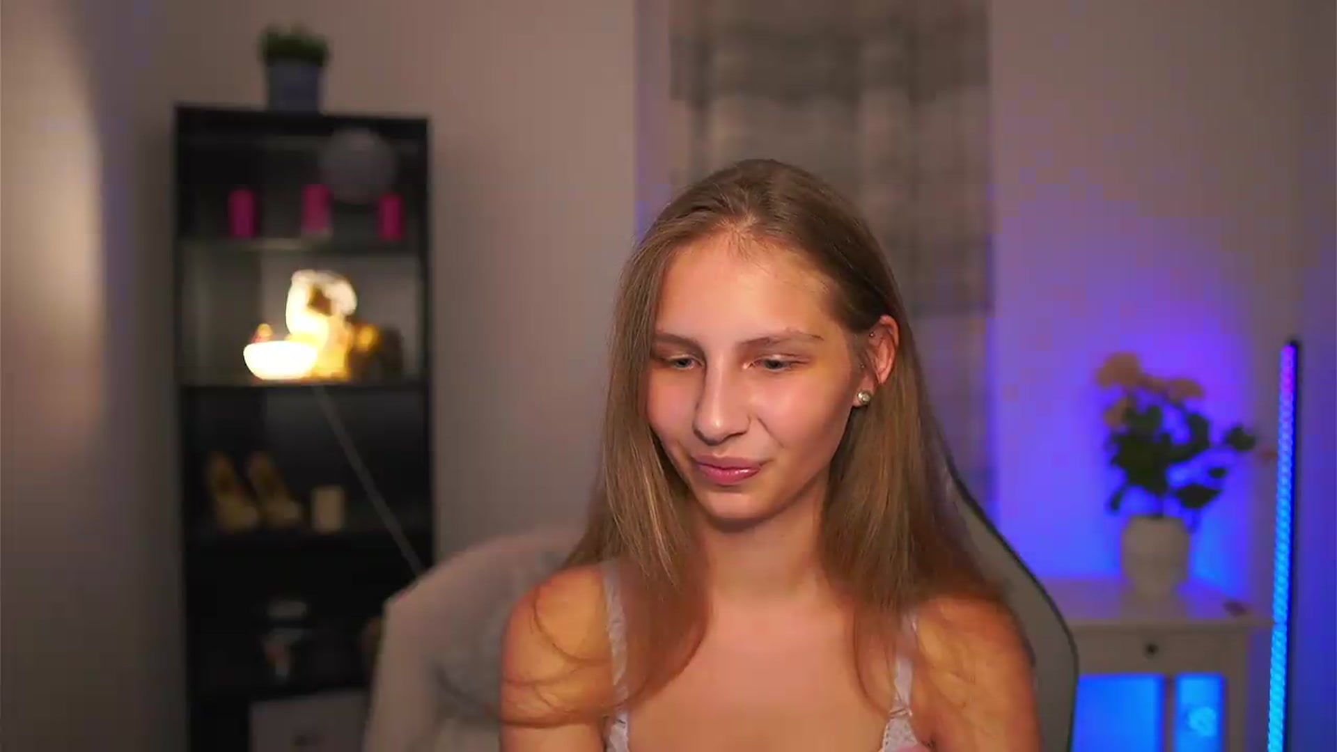 Gallery image thumbnail from Emmie_murray's myfreecams stream on, 06/12/2026, 22:25 image 5 of 20
