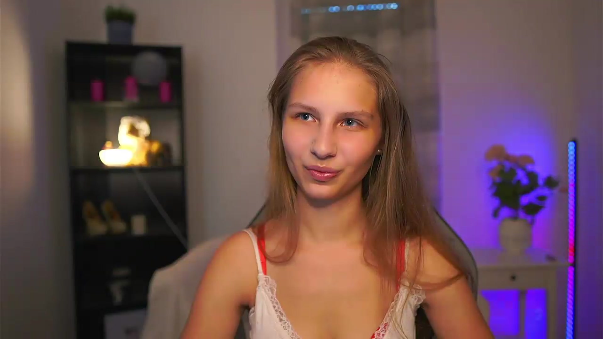 Gallery image thumbnail from Emmie_murray's myfreecams stream on, 06/15/2026, 14:16 image 4 of 20