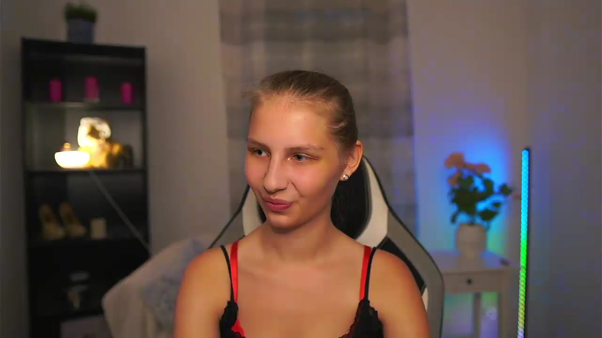 Gallery image thumbnail from Emmie_murray's myfreecams stream on, 06/18/2026, 19:04 image 10 of 20
