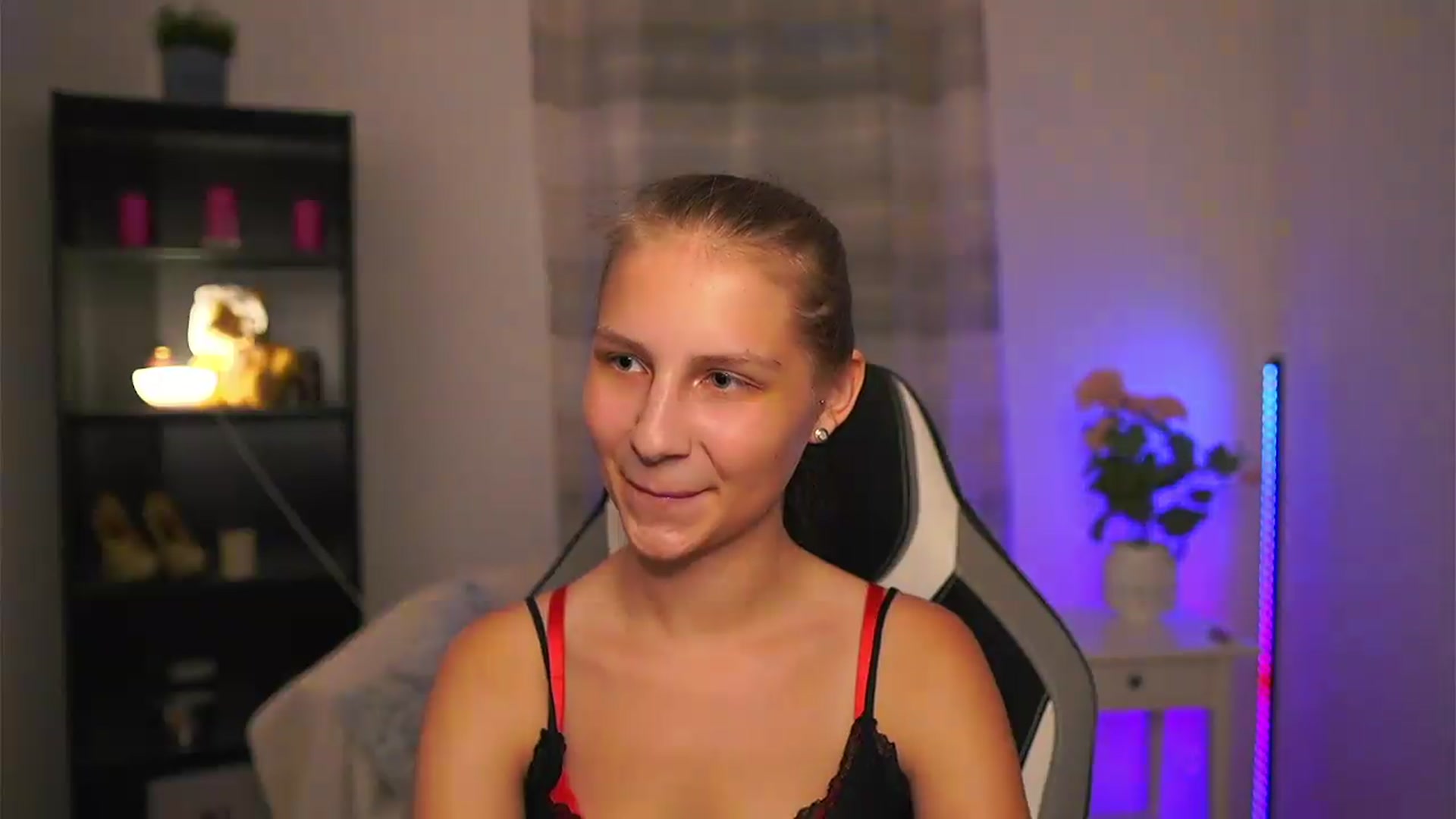 Gallery image thumbnail from Emmie_murray's myfreecams stream on, 06/18/2026, 19:04 image 12 of 20