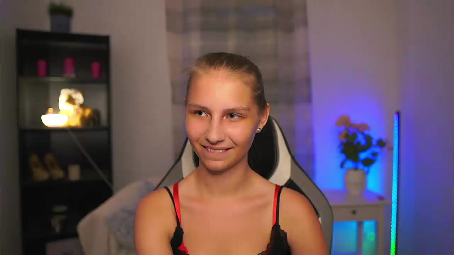 Gallery image thumbnail from Emmie_murray's myfreecams stream on, 06/18/2026, 19:04 image 7 of 20