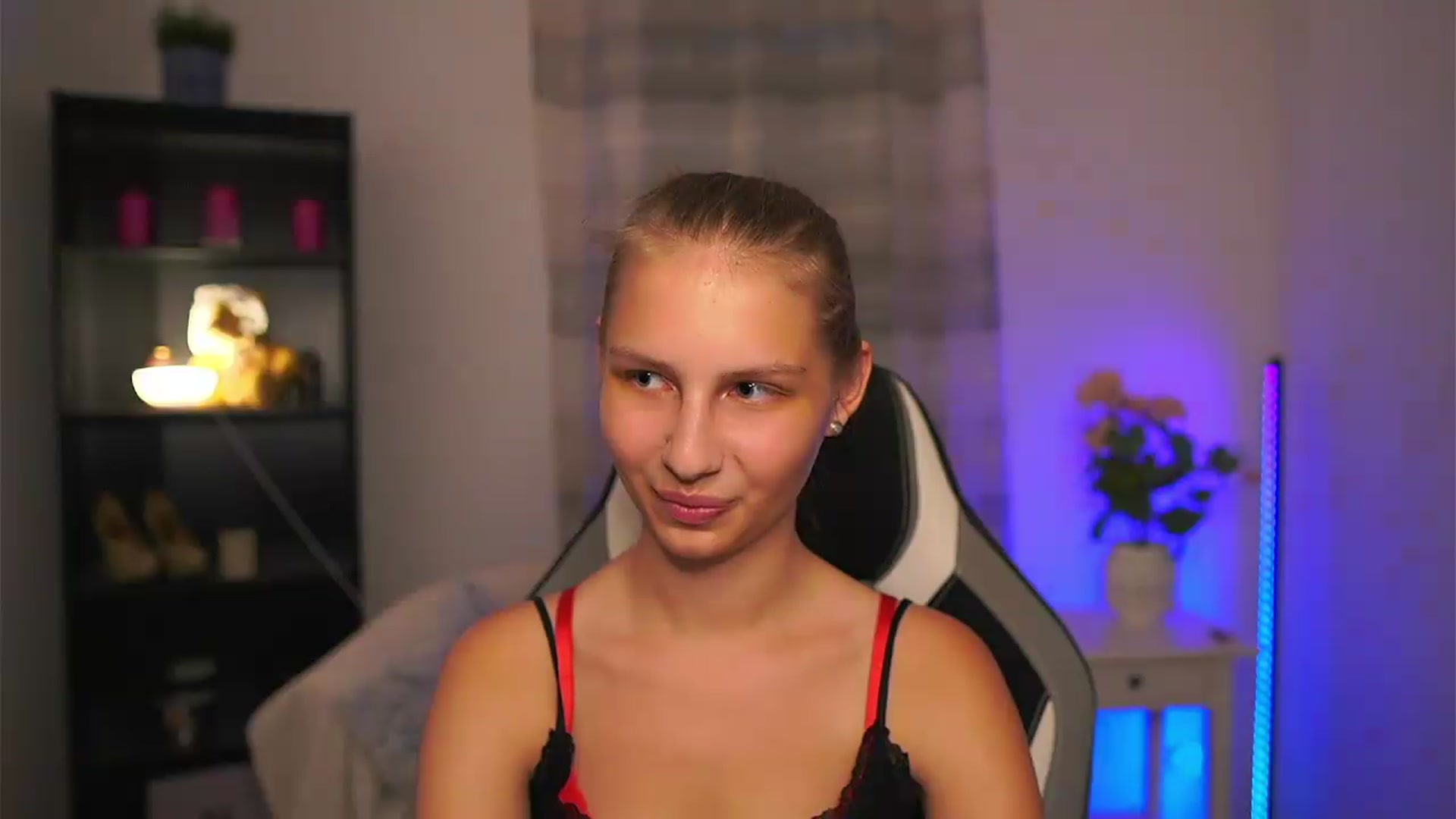 Gallery image thumbnail from Emmie_murray's myfreecams stream on, 06/18/2026, 19:04 image 11 of 20