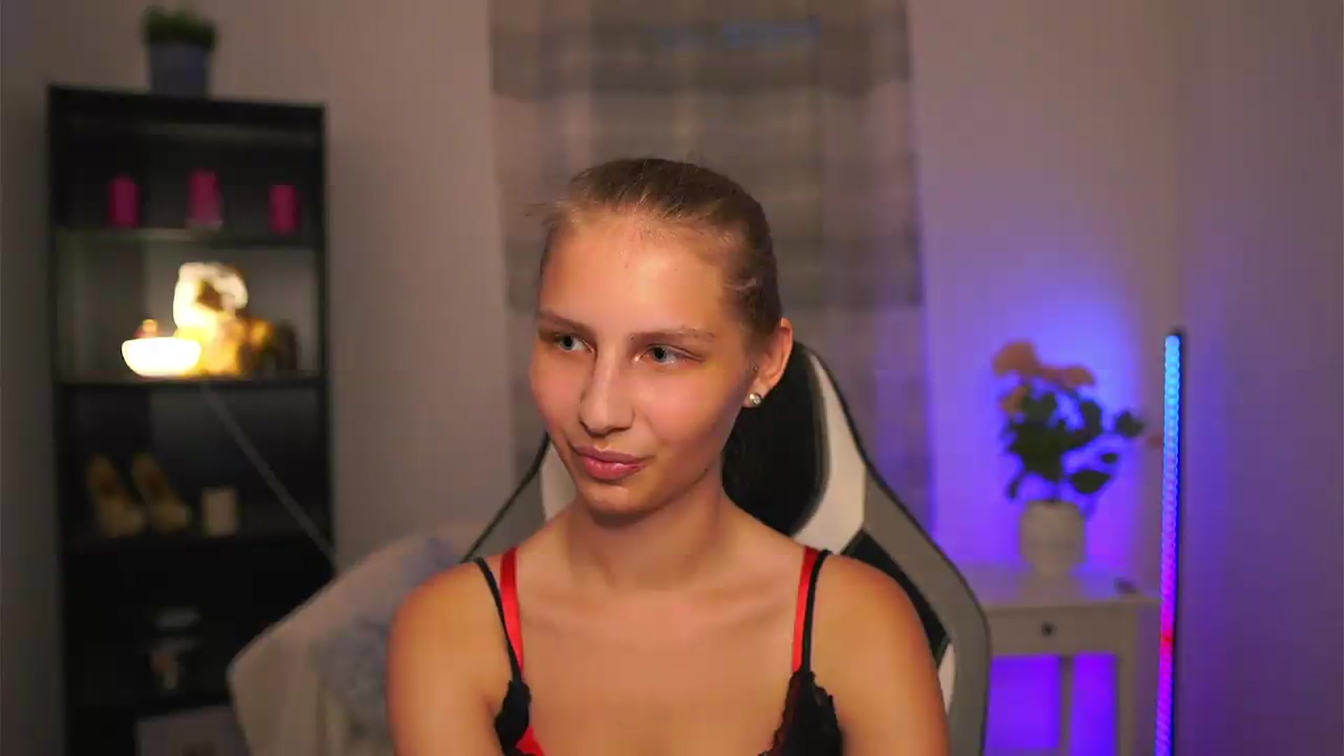 Gallery image thumbnail from Emmie_murray's myfreecams stream on, 06/18/2026, 19:04 image 5 of 20
