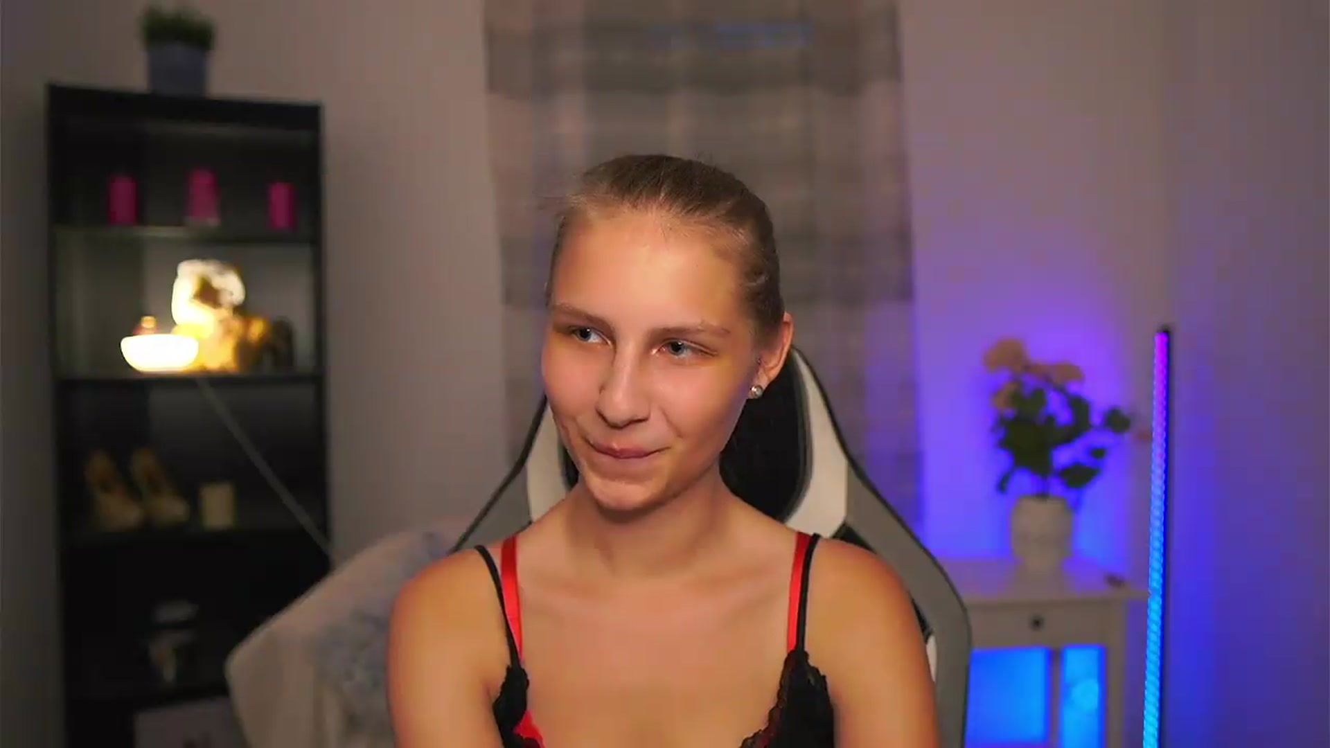 Gallery image thumbnail from Emmie_murray's myfreecams stream on, 06/18/2026, 19:04 image 4 of 20